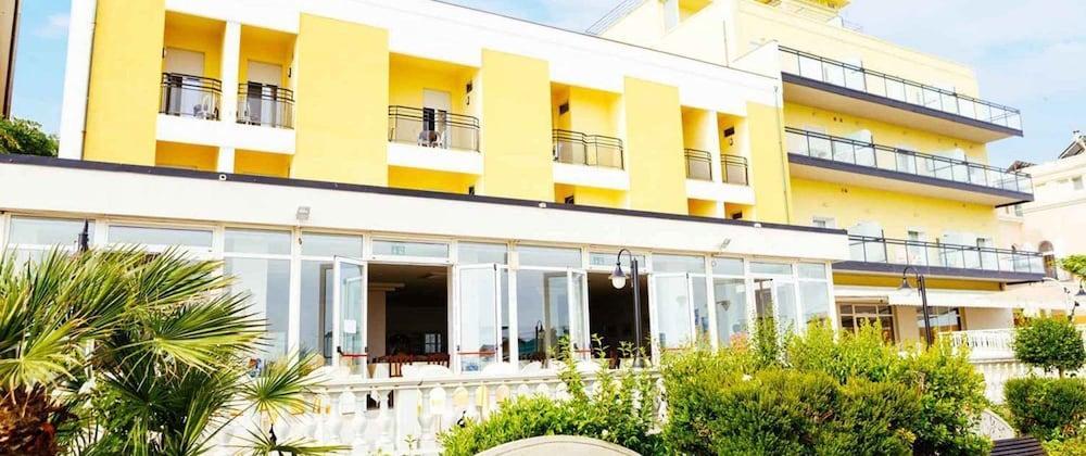 Hotel Royal Католика Екстериор снимка
